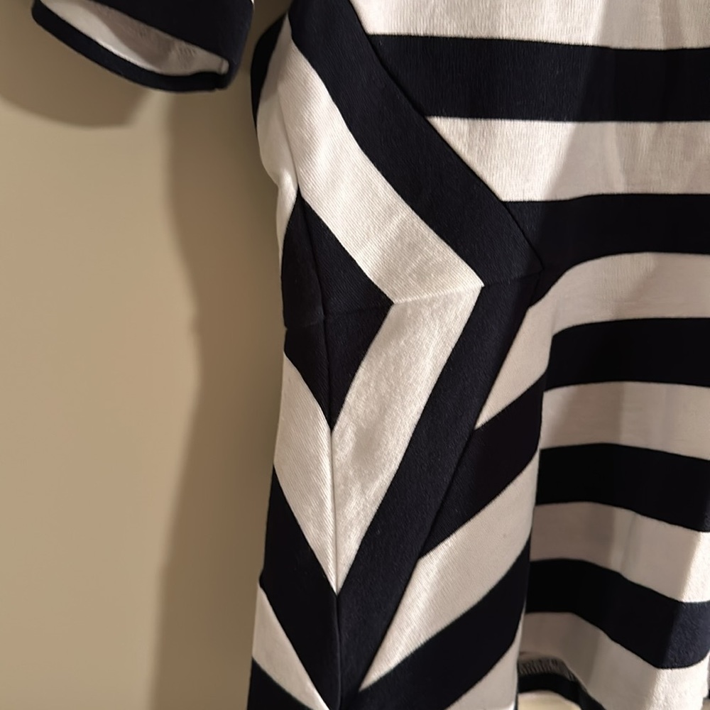 Talbots Top 🖤🤍 - Picture 2 of 3